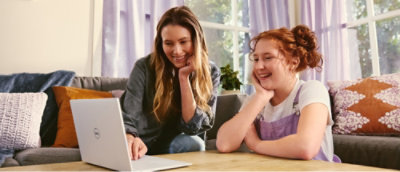 Kobieta i dziewczynka patrzące na laptopa.
