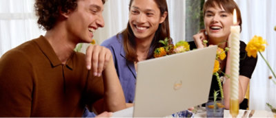 Eine Frau, die auf einen Laptop schaut