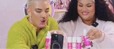 Ein Mann und eine Frau präsentieren ein Schönheitsprodukt vor einem Mobilgerät