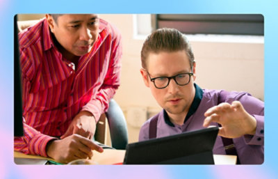 Ein Mann mit Brille, der ein Tablet verwendet.