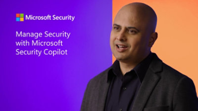 Ein Mann mit Glatze in einem Anzug, der vor einem lilafarbenen Schild steht, auf dem „Sicherheit mit Microsoft Security Copilot verwalten“ steht.
