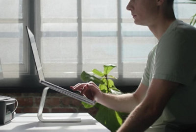 En persons hand på en surfplatta.