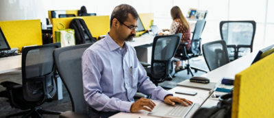 Person som arbetar på en bärbar dator på kontoret.