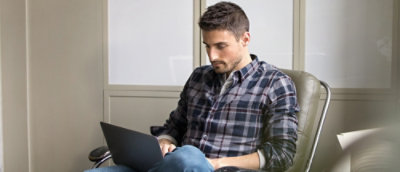 En person tittar på en bärbar dator