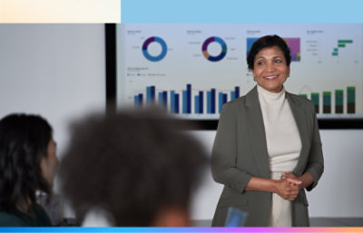 Kvinna som står framför en whiteboard och ler