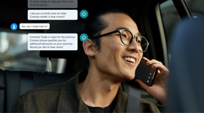 En mand med briller, der taler i en mobiltelefon.