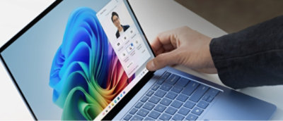 Mâna unei persoane atingând un laptop.