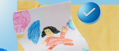 Un círculo azul con una marca de verificación blanca en el centro y un dibujo a lápiz sobre un papel blanco.