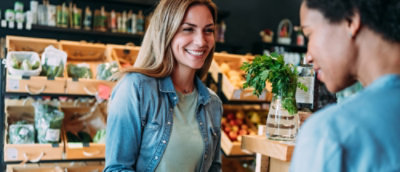 Eine Frau, die in die Kamera lächelt