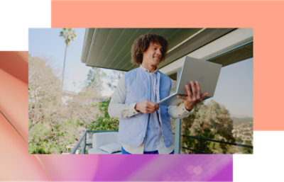 Ein Mann, der einen Laptop hält