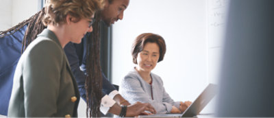 Un grupo de personas mirando un equipo