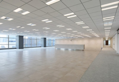 Modernes, leeres Büro mit Fliesenboden und weißen Wänden