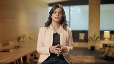 Eine Frau mit langen, gewellten Haaren mit dem Namen „Shilpa Bothra“