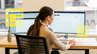 Eine Frau, die auf einer Bühne präsentiert