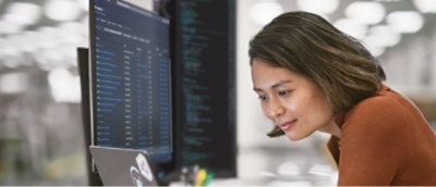 Una mujer sentada en una mesa en una sala de reuniones.