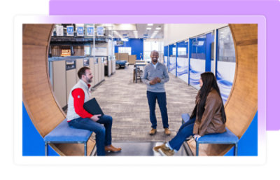 Μια ομάδα ατόμων που κάθονται σε καρέκλες σε μια αίθουσα.