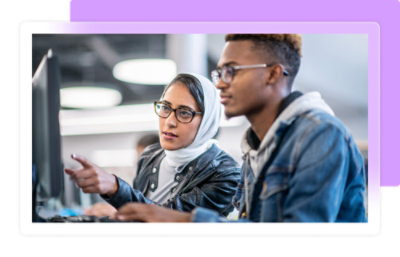 Ένας άντρας και μια γυναίκα κοιτάζουν μια οθόνη υπολογιστή.