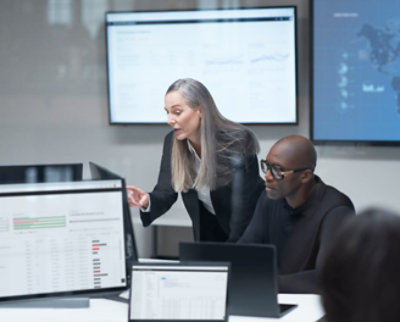 En person forklarer noget til en anden person