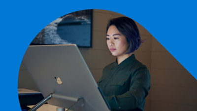 Ein Person, die einen großen Touchscreen-Desktopbildschirm benutzt