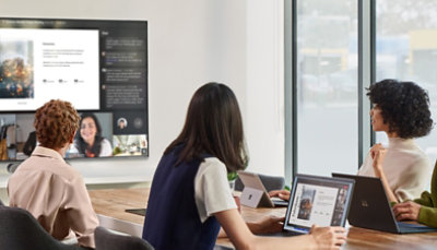 Tri osobe u sobi za sastanke sudjeluju u videopozivu gdje se prikazuje prezentacija