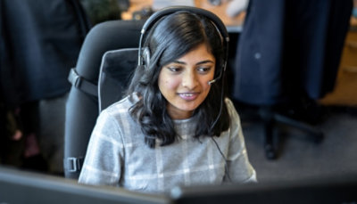 Predstavnik službe za korisnike sa slušalicama s mikrofonom