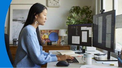 一个人正在办公桌前工作。