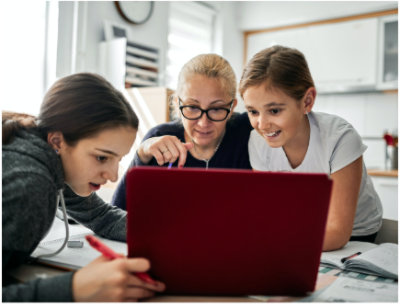 Eine erwachsene Person und zwei Kinder zusammen vor einem Laptop