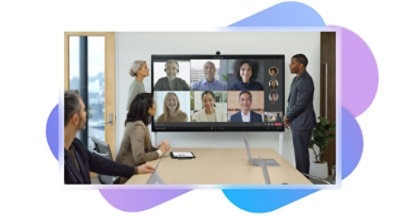 Eine Gruppe von Personen in einem Besprechungsraum, die über ein wandmontiertes Display an einem Teams-Anruf teilnehmen