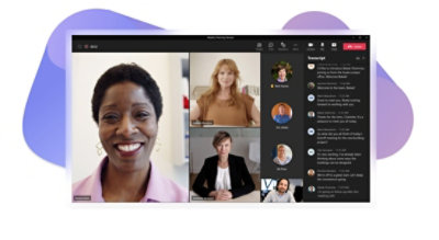 Eine Teams-Besprechung mit Video- und Sprachteilnehmern, wobei eine Person sich durch Handheben zu Wort meldet und das Livetranskript auf der rechten Seite angezeigt wird.