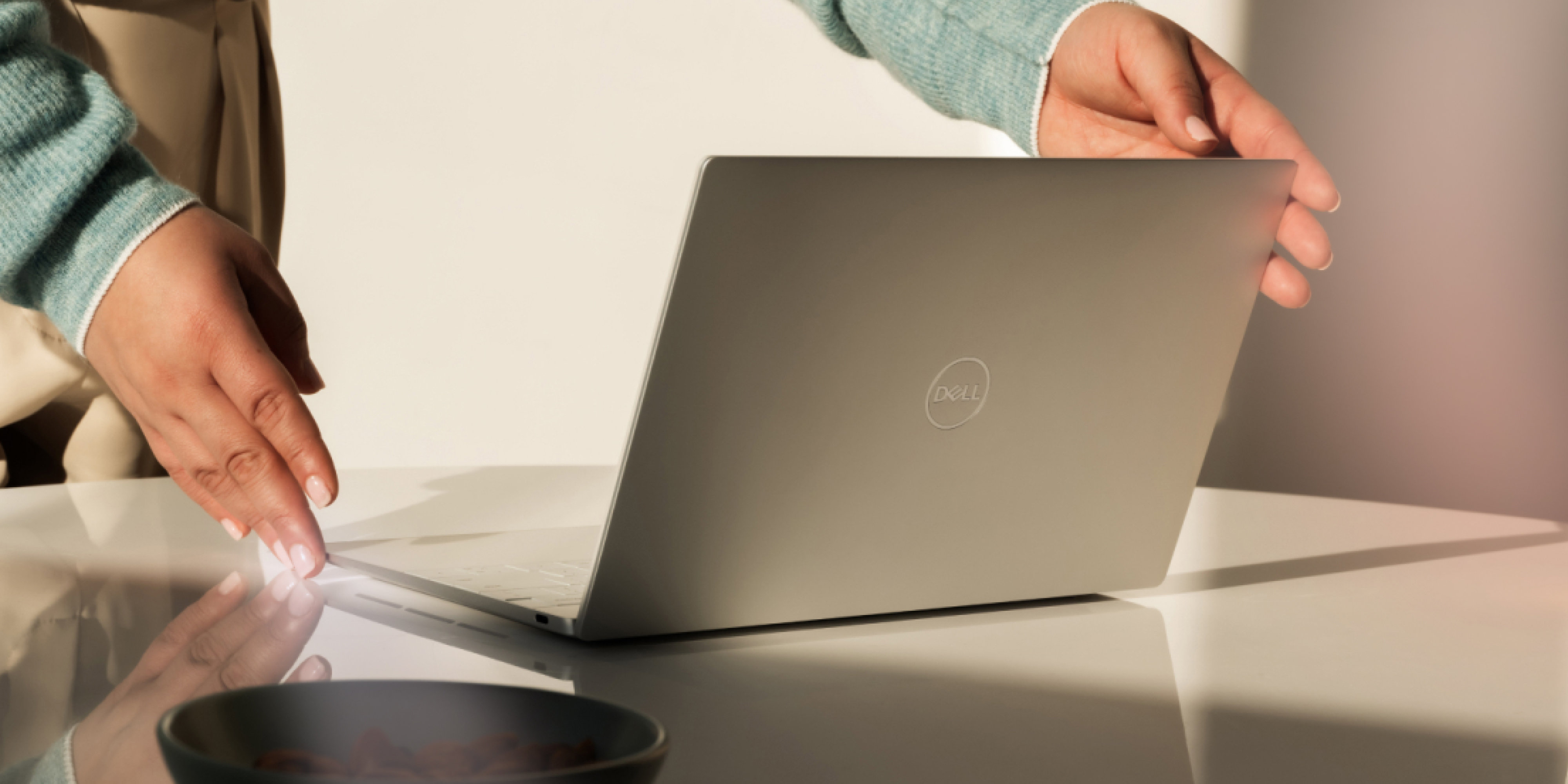 En person placerar en dator på ett bord