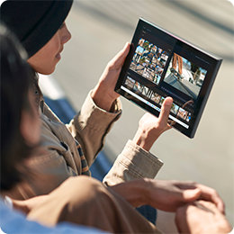 Una persona con un sombrero sostiene un PC.
