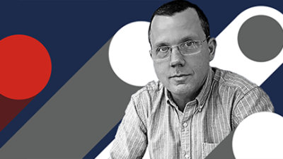 En person med glasögon och en randig skjorta