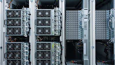 Nahaufnahme eines Serverracks in einem Rechenzentrum