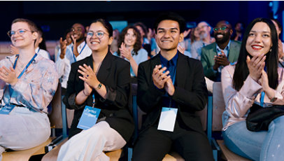 Publiek applaudisseert op een conferentie.