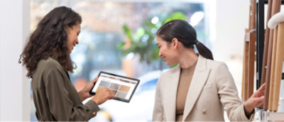 Una persona con una tableta en la mano y otra mirando algo