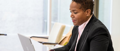 en närbild av en kvinna