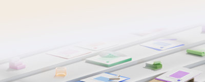 Material de oficina diverso, como cuadernos, notas adhesivas, rollos de cinta y papeles, organizados en estanterías blancas.