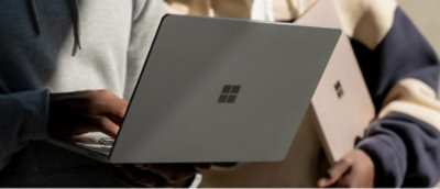 Uśmiechnięta osoba przy komputerze