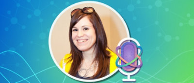 Eine Frau lächelt und hat eine Sonnenbrille auf dem Kopf.