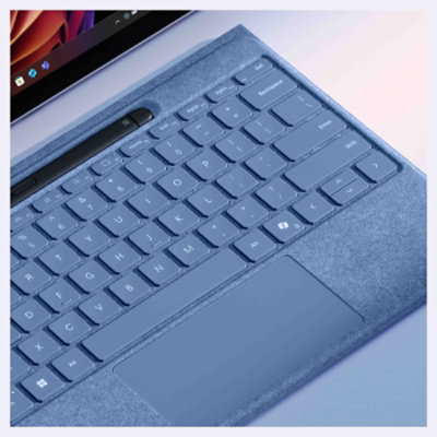 Zoom sur l’écran inférieur et le clavier de l’appareil Surface Pro Violet