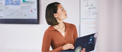 En person, der holder en computer