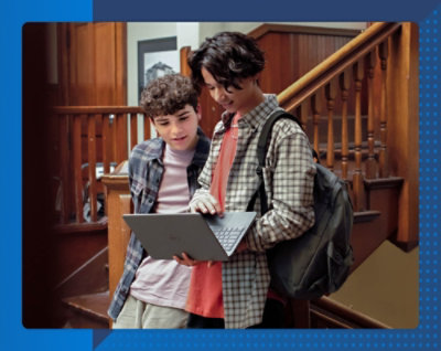 Dwoje studentów pracujących na laptopie