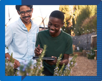 看著平板電腦的人